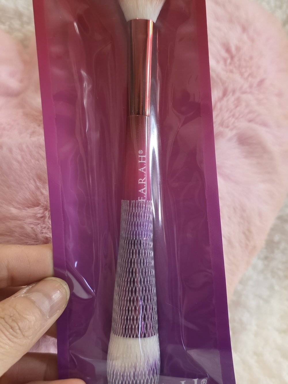 F.A.R.A.H. Pink Gradient Makeup Brush